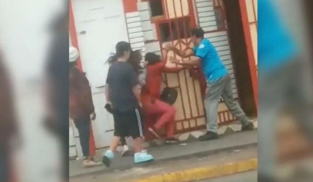 un sujeto que apuñaló a la dueña de un local de celulares. Al parecer, el suceso tuvo lugar en la ciudad de Iquique, Chile