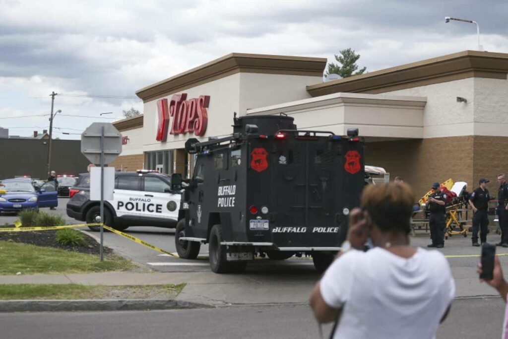Un total de 10 personas han muerto en un tiroteo en un supermercado en la ciudad de Buffalo, en el Estado de Nueva York. Un hombre, que después ha sido detenido por la policía local, ha abierto fuego este sábado por la tarde contra los clientes de una tienda