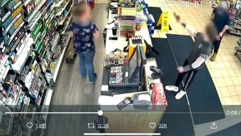 Circula un video en el que un niño asalta una tienda y amenaza a la empleada del negocio con una pistola.