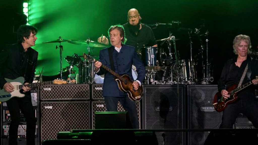 Es difícil pensar que Paul McCartney encontrara una mejor manera de celebrar su cumpleaños 80 que cantando ‘Glory Days’ en el escenario con Bruce Springsteen acompañados por 60 mil invitados.
