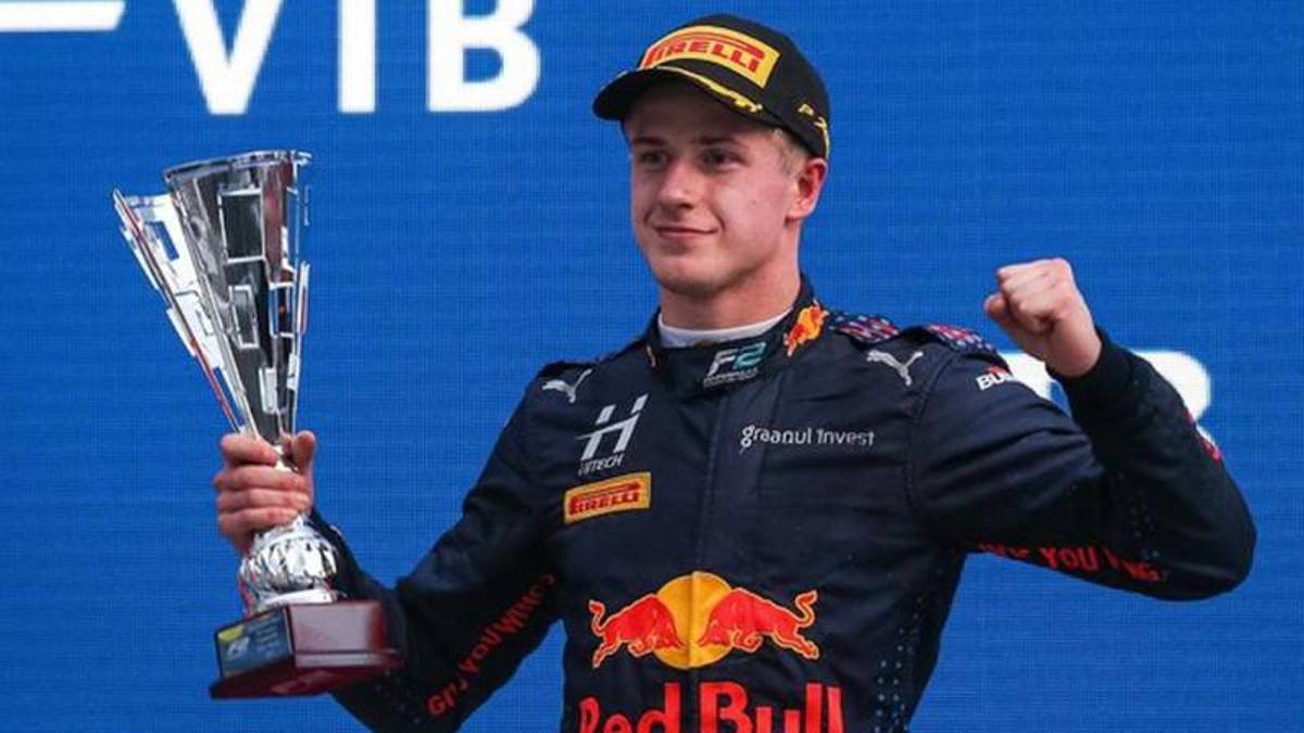 La escudería Red Bull Racing atraviesa un gran momento en Fórmula 1, sin embargo no todo es felicidad y suspendió a Jüri Vips, su piloto de reserva, por un comentario racista.