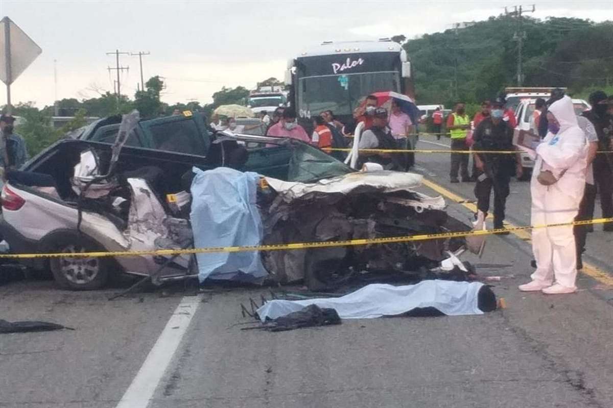 Nueve personas fallecidas es el saldo preliminar de un accidente automovilístico ocurrido sobre la carretera federal Acapulco-Zihuatanejo