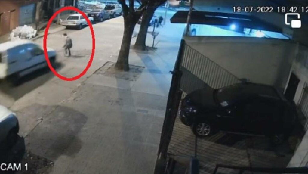 Un video captado por cámaras de seguridad vial muestran el momento en el que un conductor atropella a un ladrón que, minutos antes, asaltó a su madre.