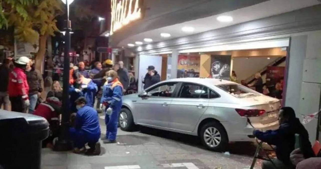 Un auto atropelló a varias personas que se encontraban en la puerta del Cine Teatro Plaza después de una obra de teatro
