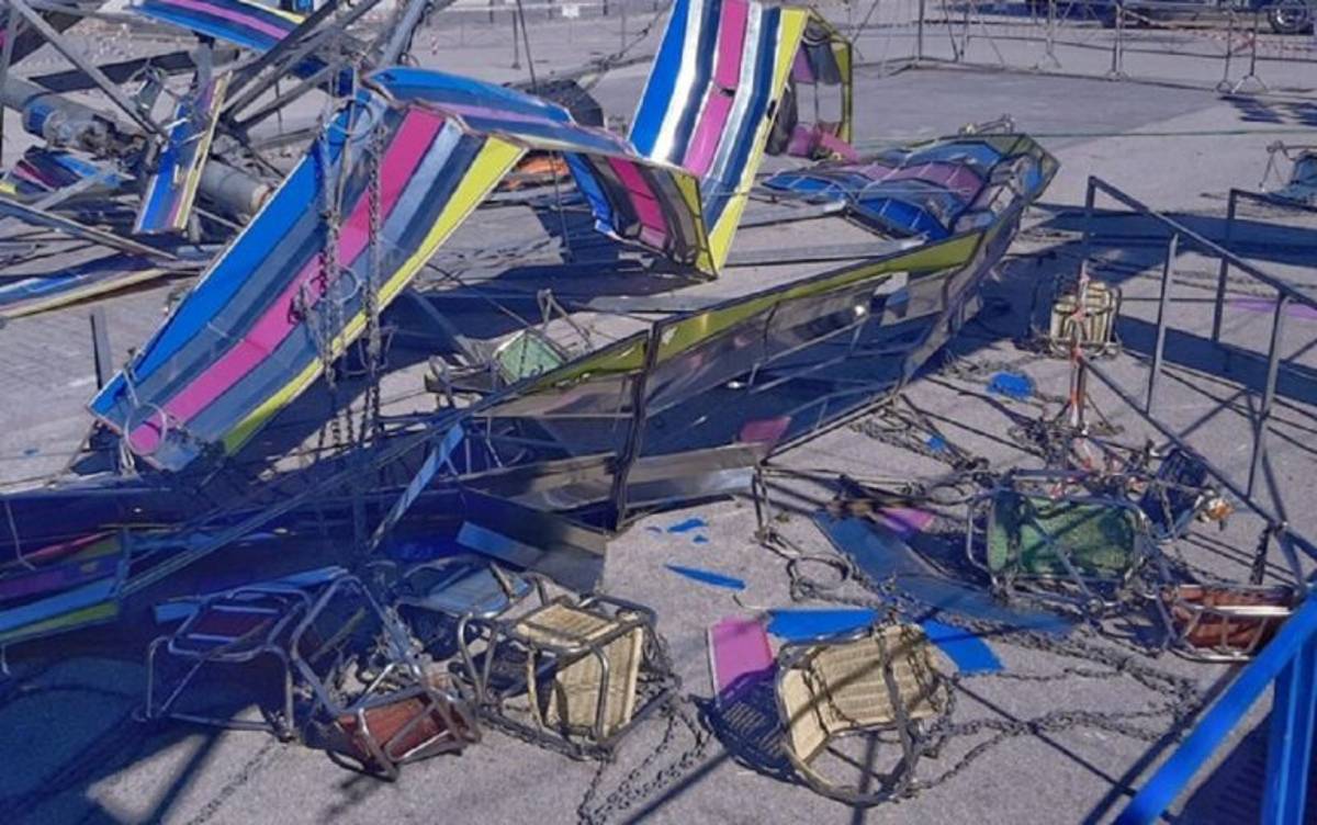 Varias personas resultaron heridas después de que un carrusel de sillas giratorias se derrumbara en un parque de atracciones.