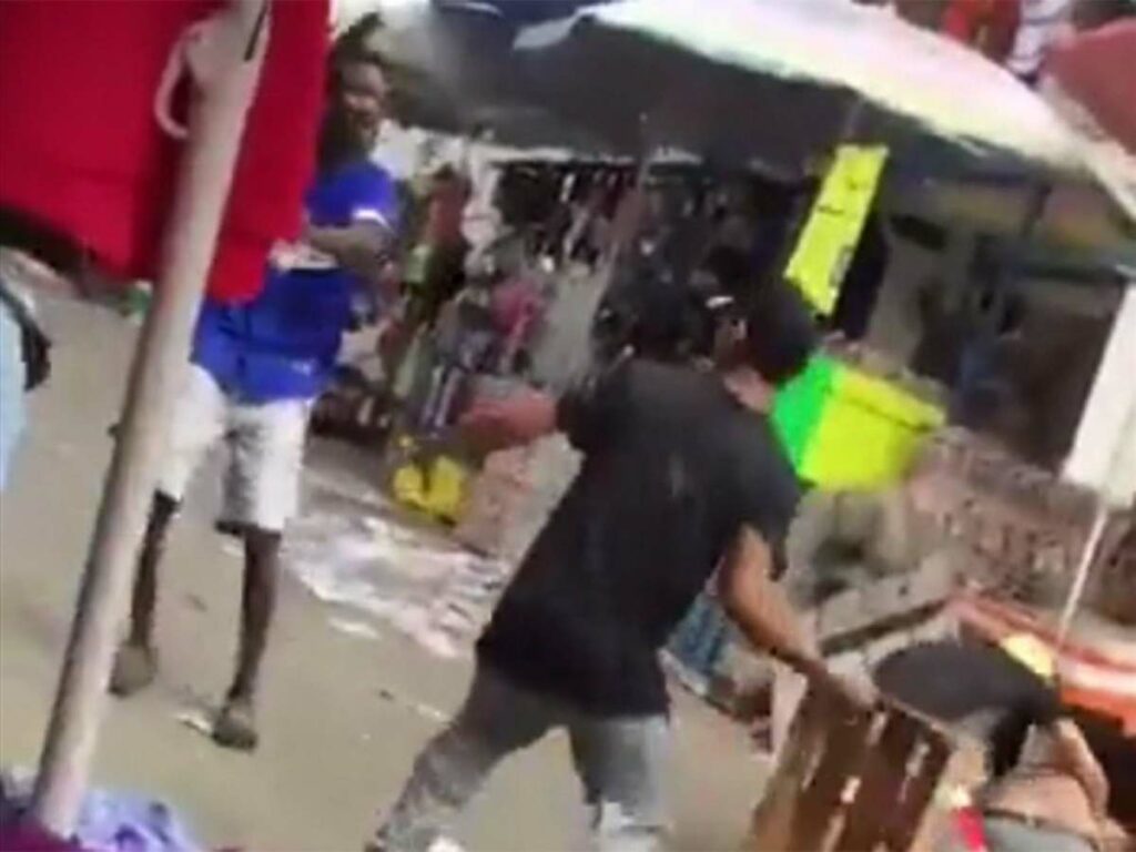 Un fuerte enfrentamiento se registró entre algunos vendedores ambulantes del primer cuadro de la ciudad de Tapachula, Chiapas, y algunos migrantes
