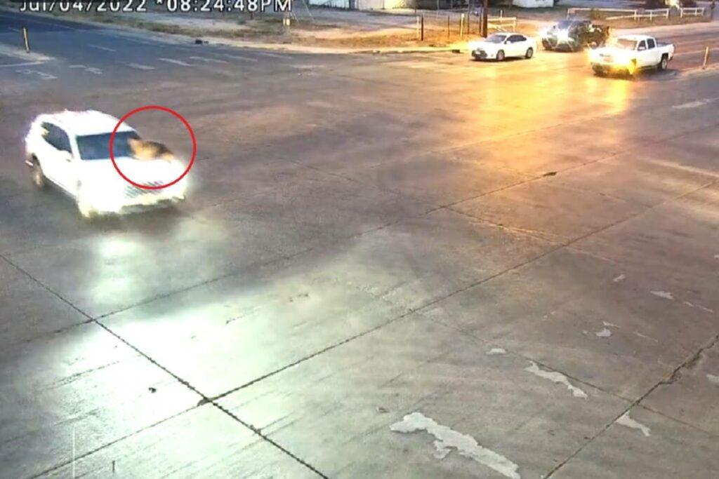 Una madre de familia fue captada en video sobre el parabrisas de un auto en movimiento