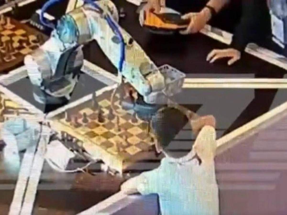 Un niño de siete años sufrió una fractura de dedo mientras jugaba ajedrez contra un robot, el cual se lo aplastó por accidente.
