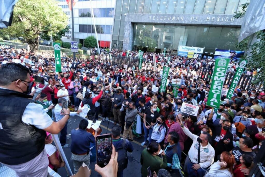 Sindicato de Telefonistas de la República Mexicana (STRM) colocó banderas rojinegras a las puertas de las oficinas de Telmex