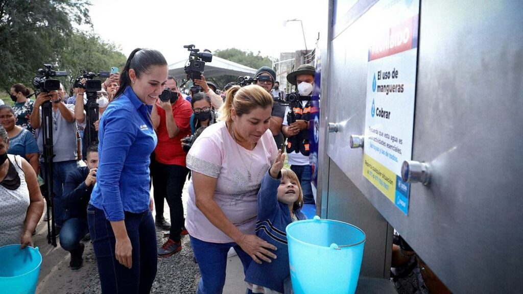 En la entrega de las primeras 10 tomas públicas de agua en la comunidad de San José de los Durán, la Alcaldesa Alejandra Gutiérrez Campos anunció que se crearán en total 131