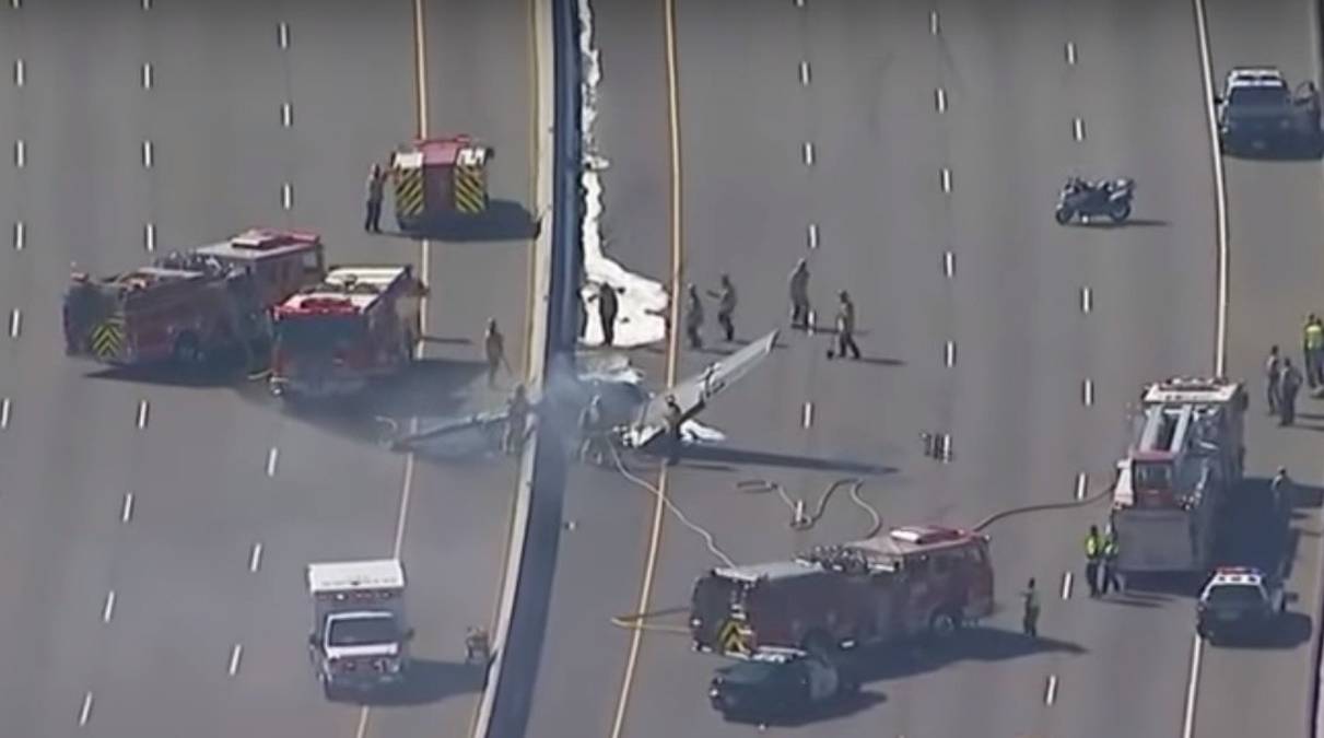 Una avioneta protagonizó un dramático accidente en plena autopista de California
