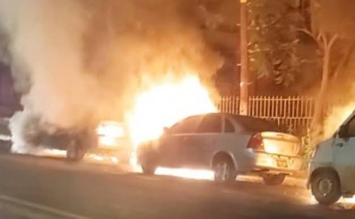 En Colima, la madrugada de este viernes se reportaron balaceras y varios vehículos quemados en la capital colimense.