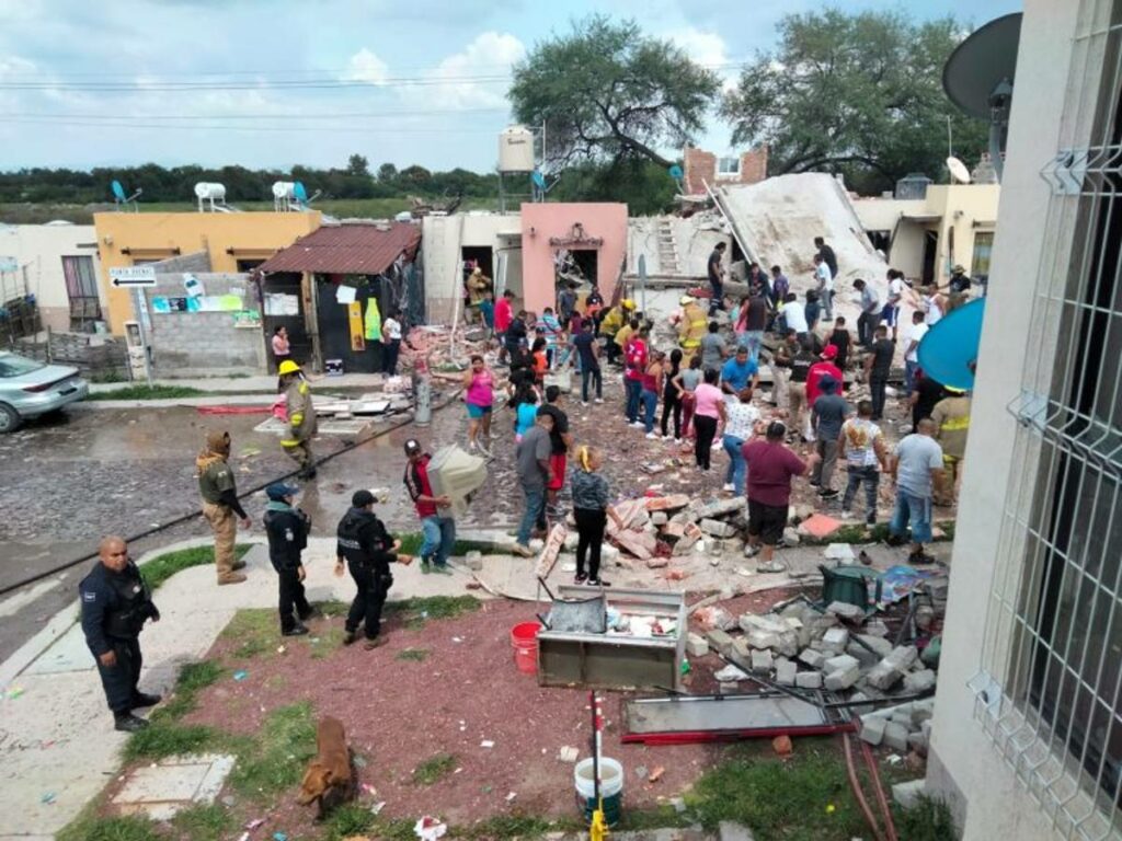 Ocho heridos y daños materiales de consideración es el saldo que dejó una fuerte explosión al interior de una casa en el municipio de Cortazar