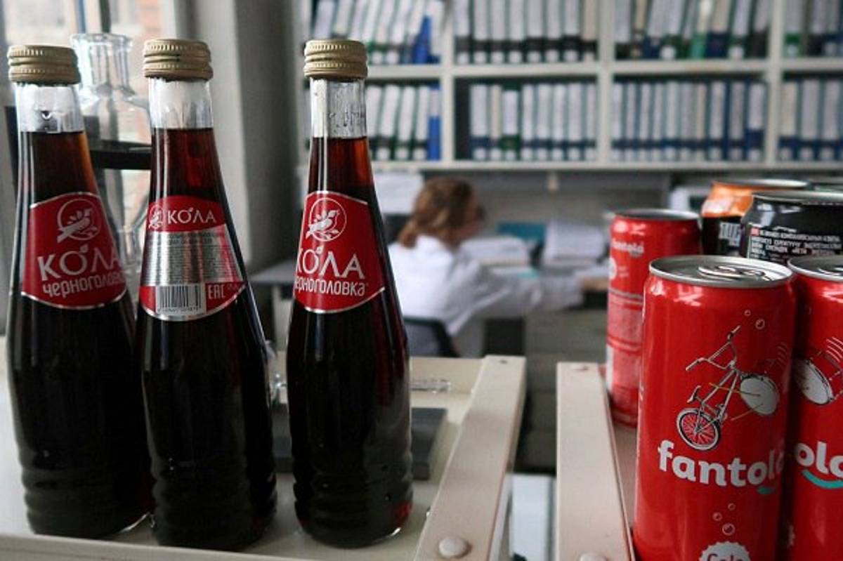 Coca-Cola ha empezado a fabricar una bebida local en Rusia, la “Dobry Cola”, tras detener la producción y venta de productos de Coca-Cola Co KO.N