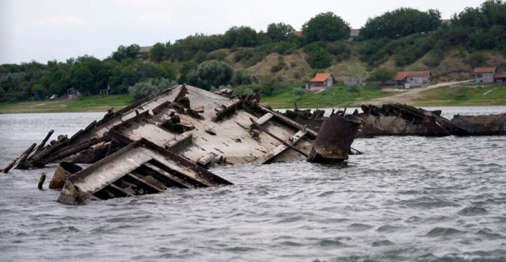 Los cascos de decenas de buques de guerra alemanes han aparecido a medida que bajan los niveles del río Danubio.