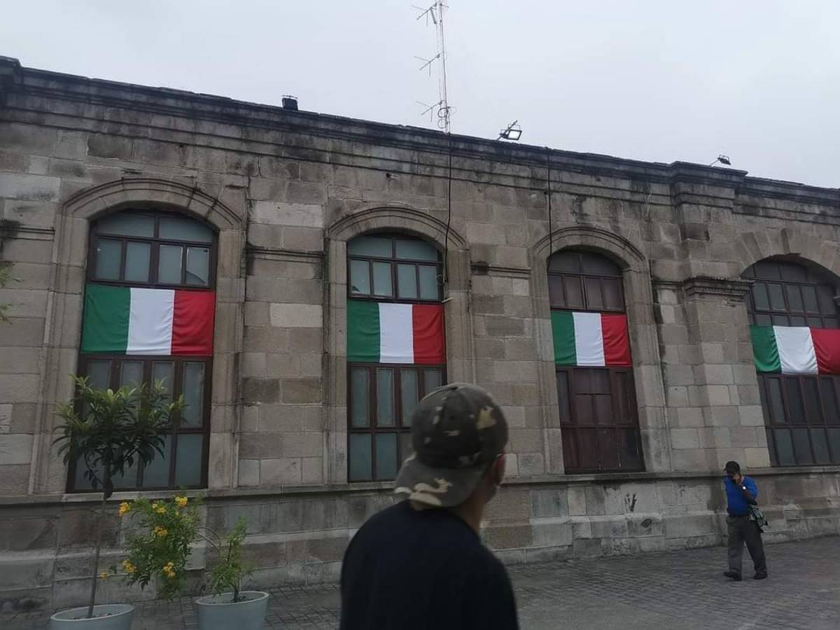 El jefe del gabinete del ayuntamiento de Tepic, se fue contra las personas que criticaron la colocación de la bandera mexicana sin escudo.