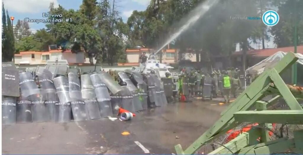 Encapuchados, presuntos normalistas, vandalizaron y atentaron contra las instalaciones del Campo Militar 1 en la Ciudad de México.