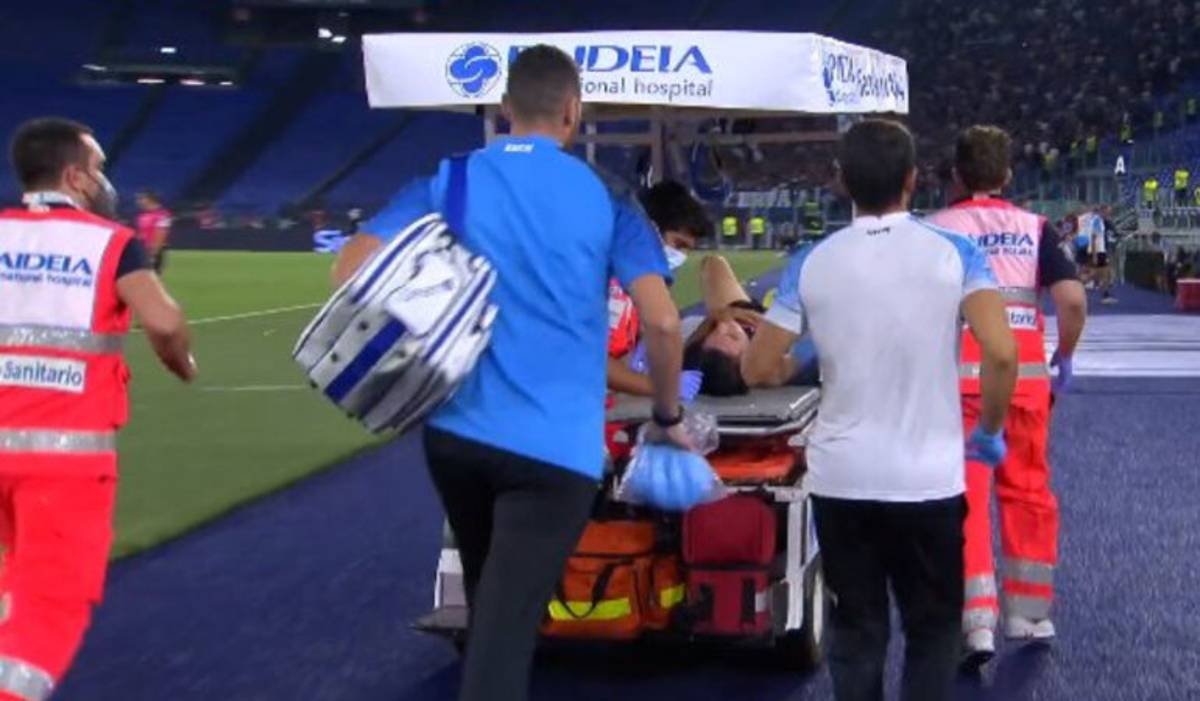 Las malas noticias para la Selección Mexicana siguen apareciendo y es que ahora le tocó a Hirving Chucky Lozano salir lesionado en la camilla