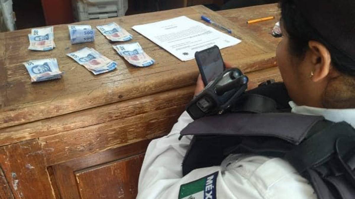 Una Policía preventiva encontró 6 mil pesos en efectivo, al interior de un cajero automático y los entregó a la comandancia de la SSC.