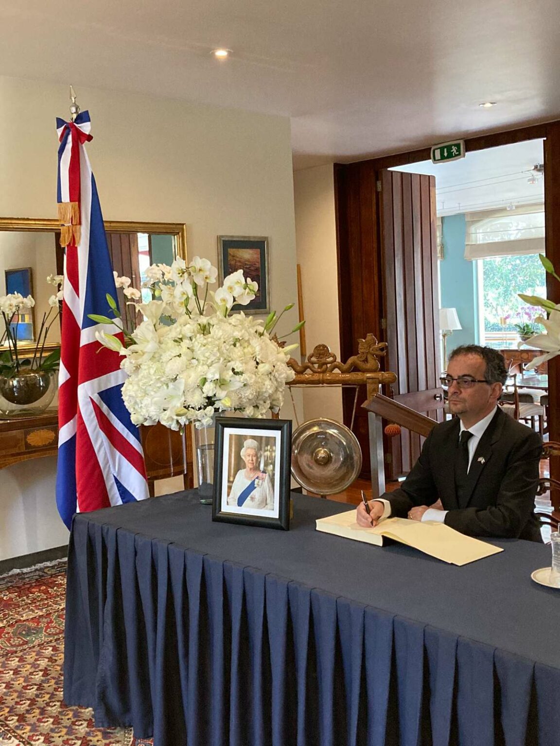 Embajada el Reino Unido en México puso a disposición de los mexicanos un libro de condolencias para todas las personas que deseen firmarlo.