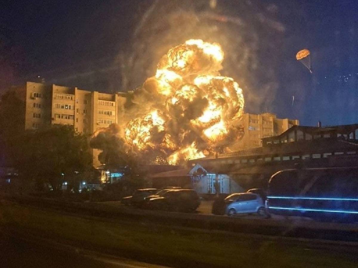 Un avión militar ruso se estrelló contra un edificio residencial en Yeisk, Rusia, lo que provocó un fuerte incendio y una gran columna de humo.