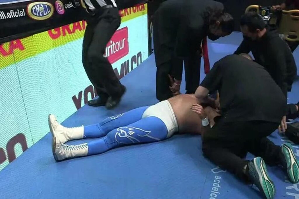 Blue Panther, cayó inconsciente sobre la lona tras ser derribado por Rey Bucanero, teniendo que entrar las asistencias médicas para ayudarlo.