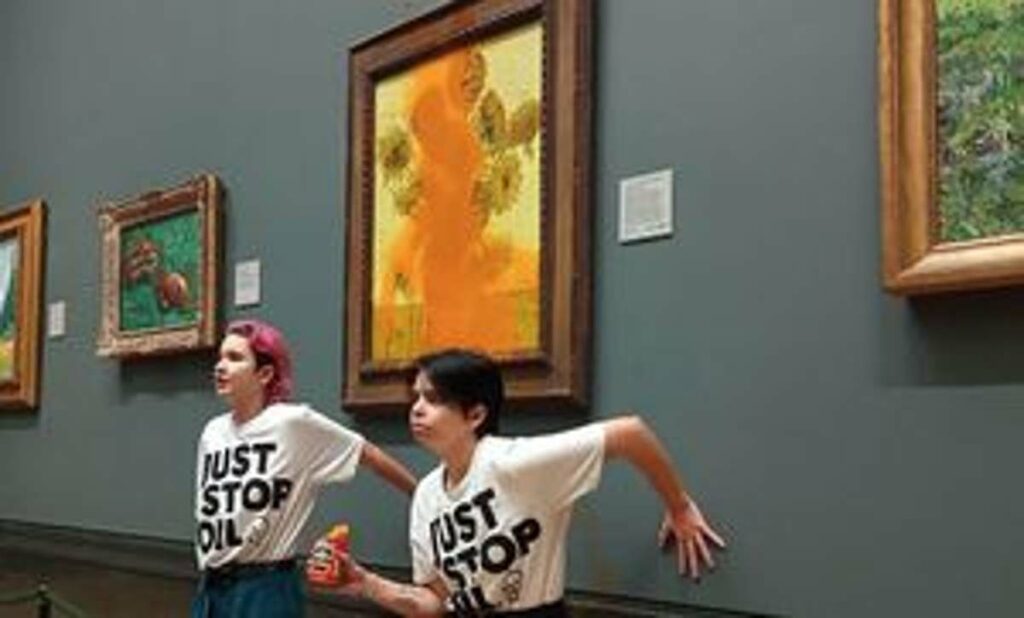 Dos manifestantes ecologistas arrojaron sopa de tomate sobre el cuadro "Los girasoles" de Vincent van Gogh