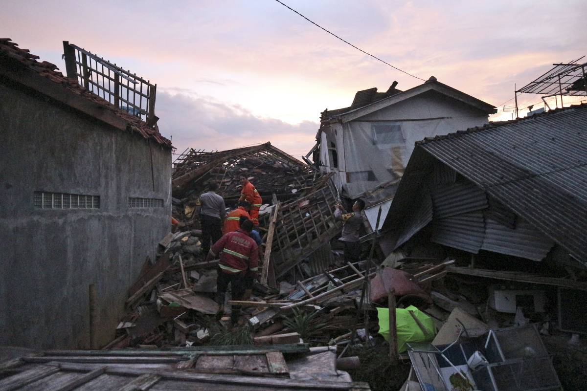 El sismo ocurrido en Indonesia este lunes dejó al menos 162 muertos, informaron por la noche el gobernador de la provincia de Java Occidental