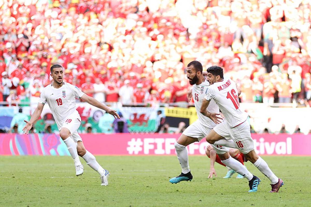 Irán aprovechó los últimos minutos del partido y le ganó 2-0 a Gales