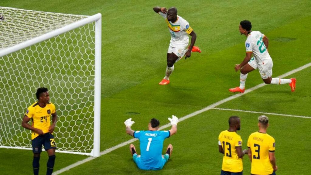 Senegal saltó al Khalifa por su presa desde el primer tiempo, movió balón con peligro se lanzó con todo al frente.
