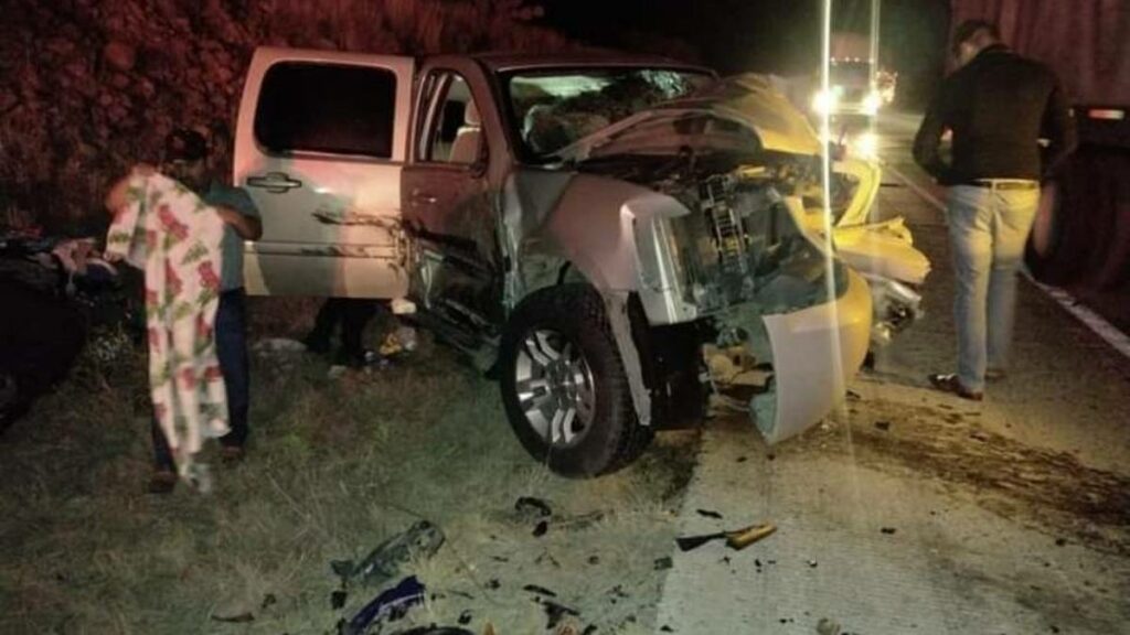 El choque frontal de una camioneta de paisanos guanajuatenses procedentes de Arizona contra un tráiler en la carretera federal 45, en Zacatecas, dejó saldo de tres niños lesionados.