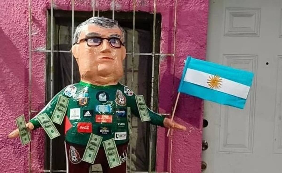 A la figura de Gerardo Martino le van a dar de palos, literalmente, porque se creó una piñata con su imagen.