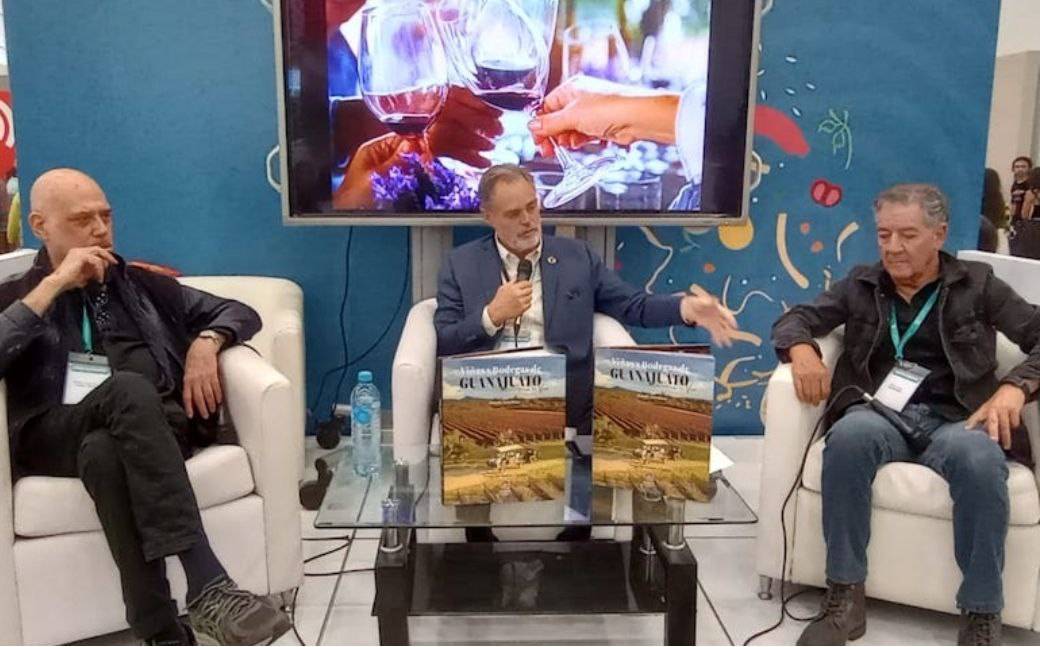 En la Feria Internacional del Libro (FIL) de Guadalajara, presentaron el libro “Viñas y Bodegas de Guanajuato Tierra de Vinos”.