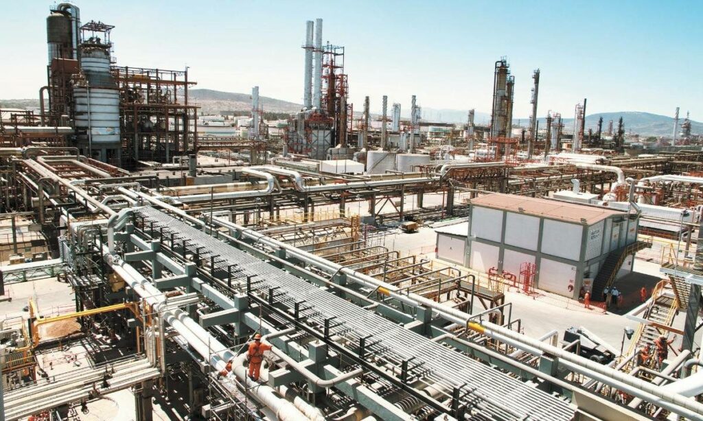 Petróleos Mexicanos (Pemex) publicó su Plan de Negocios 2023- 2027 donde reveló que el proceso de crudo de las seis refinerías que actualmente conforman su sistema nacional de refinación (SNR) será de 995,000 barriles diarios en el 2023