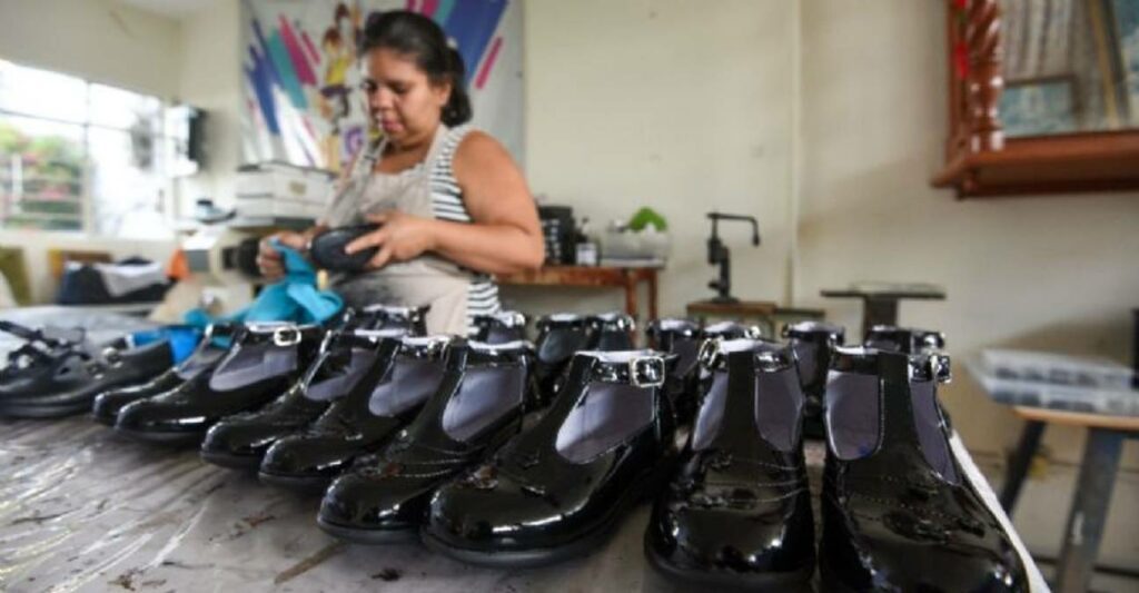 El salario que ganan los zapateros, trabajadores del sector calzado, en Guanajuato tendrá un incremento para el próximo año