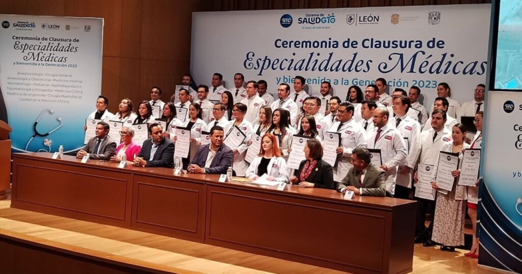 Del total de médicos especialistas que se forman cada año en instituciones de salud del estado de Guanajuato, solo alrededor del 20% se quedan en la entidad.