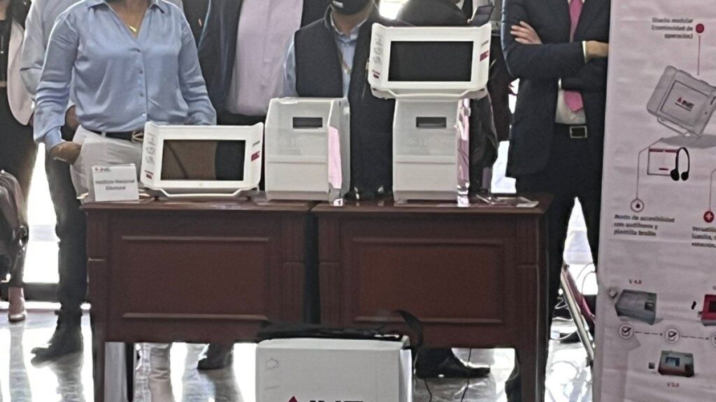 Durante la exposición de distintas urnas electrónicas que ya se usan en el país, el INE presentó su versión 7.0 de su urna electrónica.