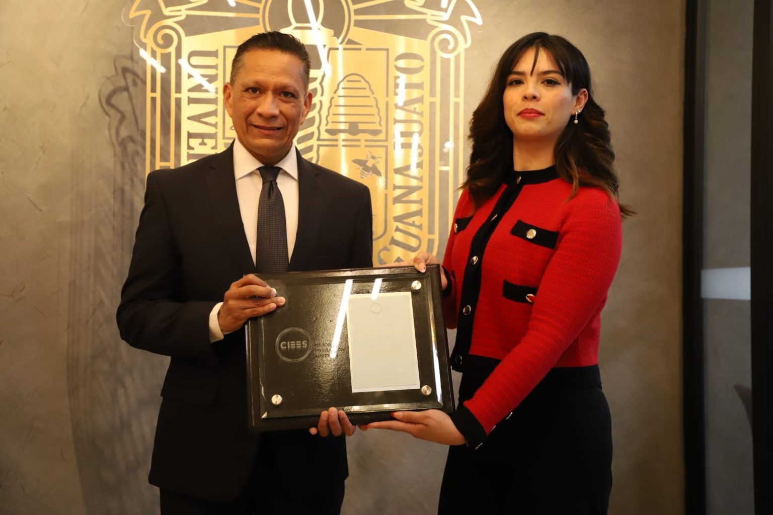 Rector General de la Universidad de Guanajuato (UG), Dr. Luis Felipe Guerrero Agripino, recibió un reconocimiento