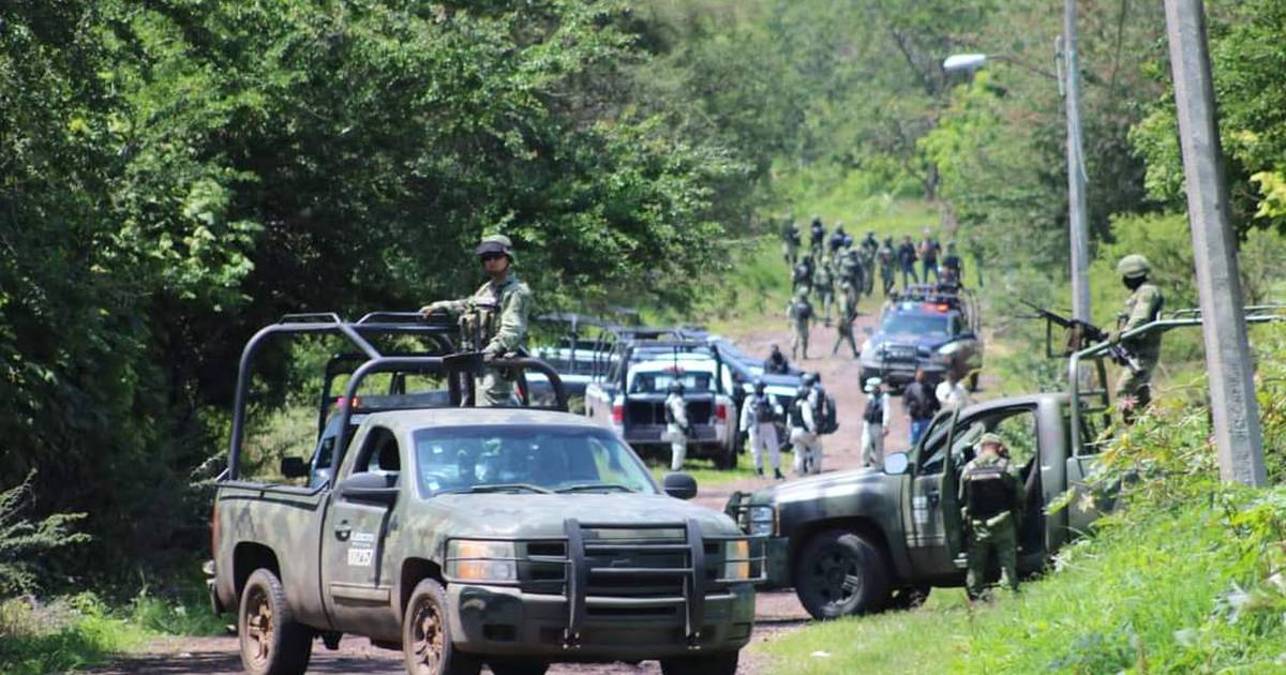 La Fiscalía de Michoacán informó que un enfrentamiento entre soldados y civiles armados.