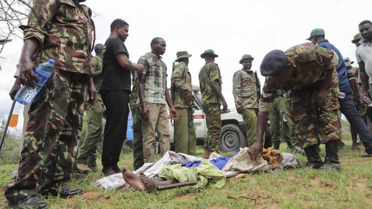 Policía de Kenia hallase 46 cuerpos enterrados en fosas comunes en unos terrenos propiedad del líder cultista keniano Paul Mackenzie.