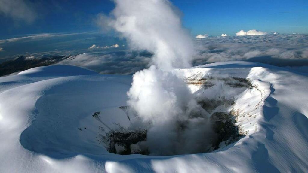 Desde el 31 de marzo, el volcán Nevado del Ruiz en Colombia, esta en riesgo de erupción