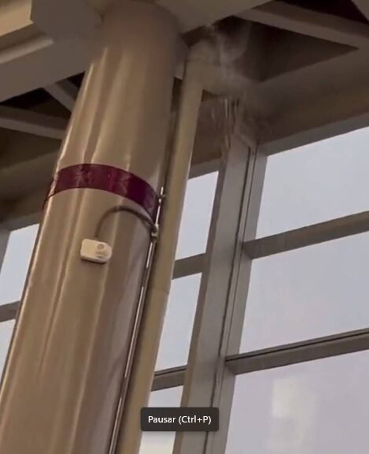 Un video que circula en redes sociales da cuenta de las goteras que se hicieron en la estrucutra del AIFA durante la lluvia