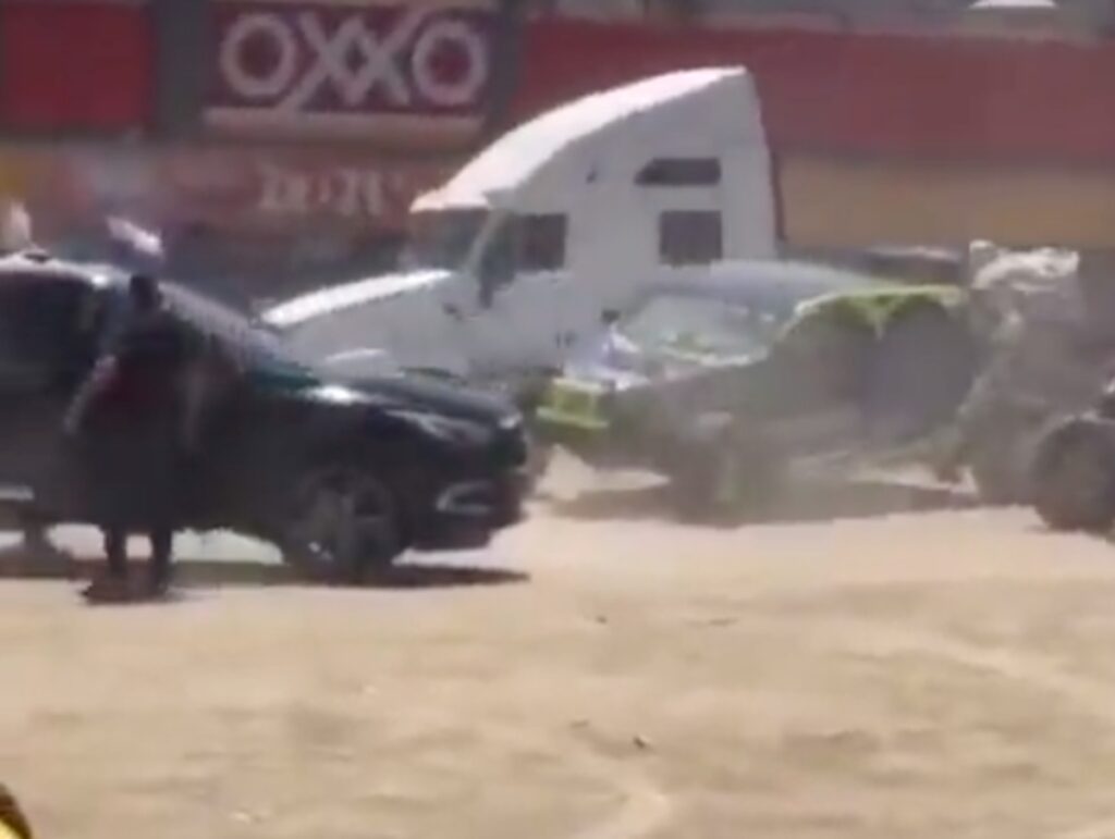 En Baja California un ataque de un comando armado contra un grupo de pilotos de un rally dejó al menos diez muertos y nueve heridos.