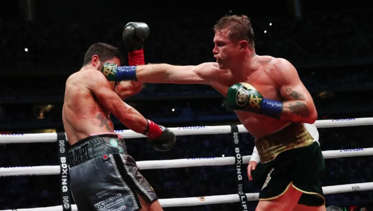 Saúl “Canelo” Álvarez volvió a México y se llevó la victoria del campeonato de peso supermediano ante un combativo John Ryder.
