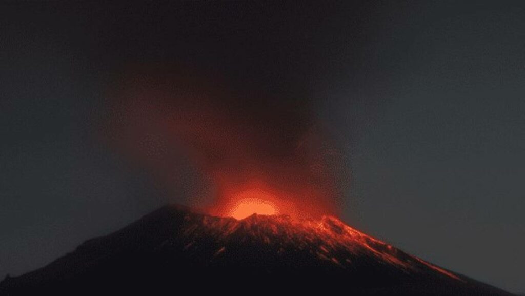 El volcán expulsó materias volcánicas, incluida lava, a dos kilómetros de distancia.