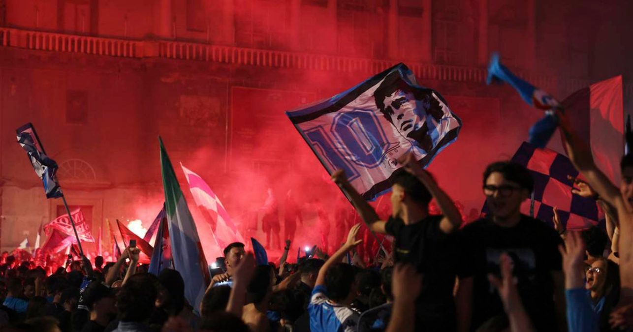 La noche de festejo en Napoli se convirtió en tragedia, después de que se reportó la muerte de un joven durante la madrugada
