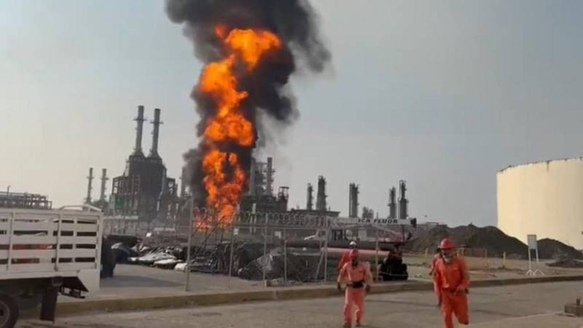 Un incendio fue reportado la mañana de este jueves 18 de mayo en la refinería de Petroleros Mexicanos (Pemex), Antonio Dovali Jaime.