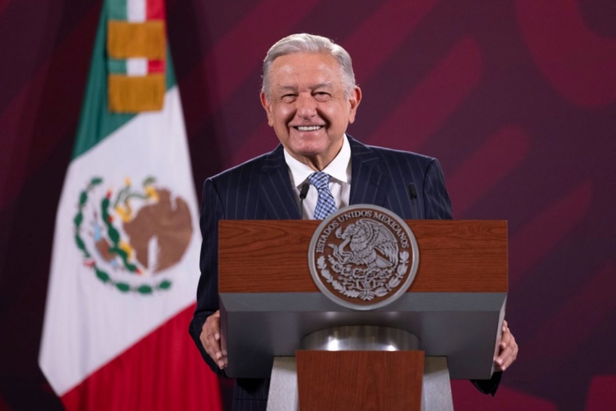 Andrés Manuel López Obrador felicitó a los maestros de México en su día y les dio un gran regalo al anunciar que los docentes tendrán un aumento en su salario.