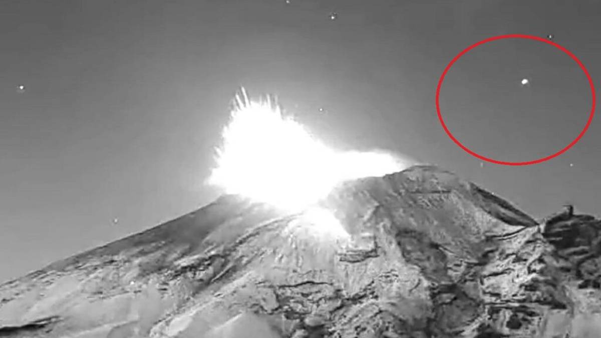 Segundos antes de que el Popocatépetl lanzará una explosión, el ovni iba con dirección al cráter del volcán.