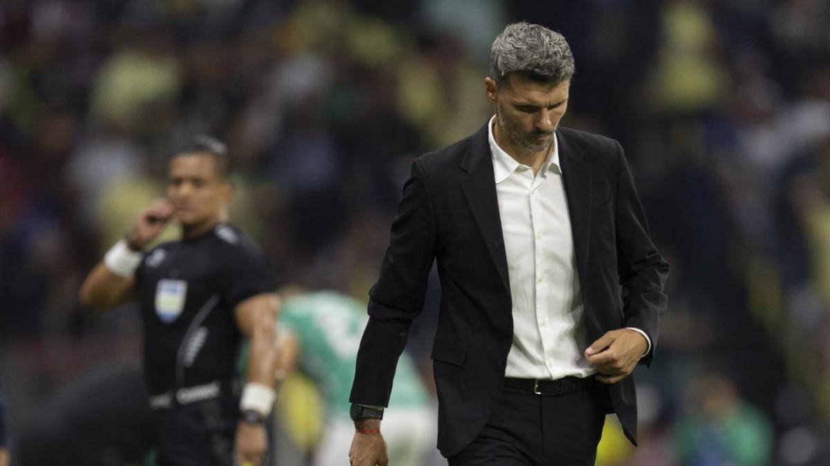 Fernando Tano Ortiz renunció a la dirección técnica del América en conferencia de prensa en el Estadio Azteca.